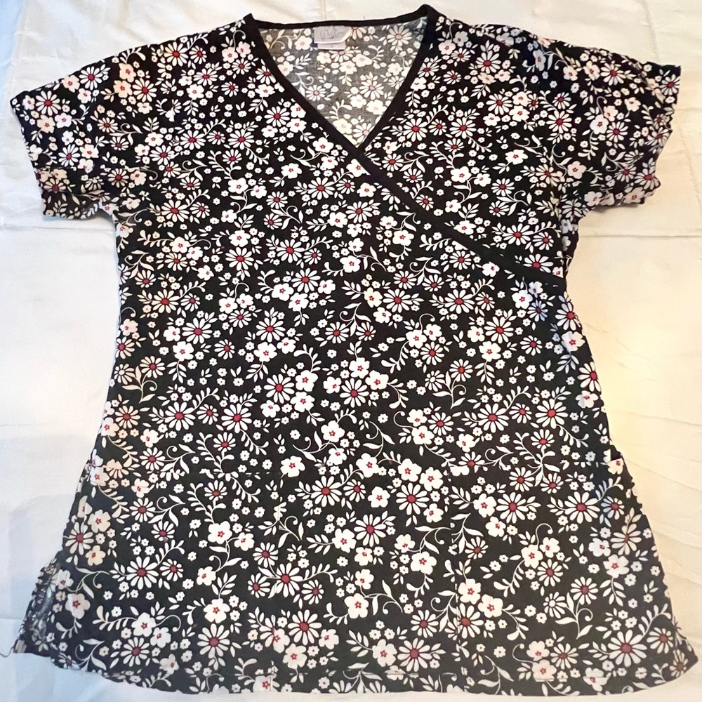 Willow Black and White Floral Scrub‎ Top